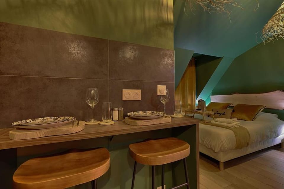 Welcome to Panama Jungle/Jacuzzi Apartment in Île-de-France