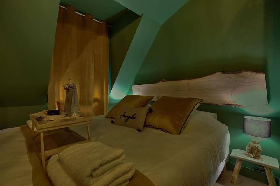 Welcome to Panama Jungle/Jacuzzi Apartment in Île-de-France