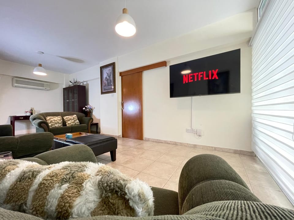 Communal lounge/ TV room, TV and multimedia, Living room, Seating area, Evening entertainment, air conditioner