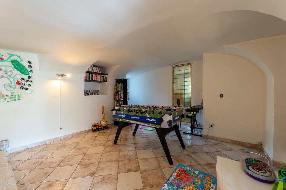 Game Room, Living room