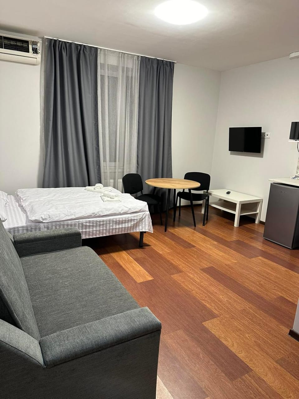 Communal lounge/ TV room, Bed, TV and multimedia, Living room, Photo of the whole room, Seating area, Bedroom, air conditioner