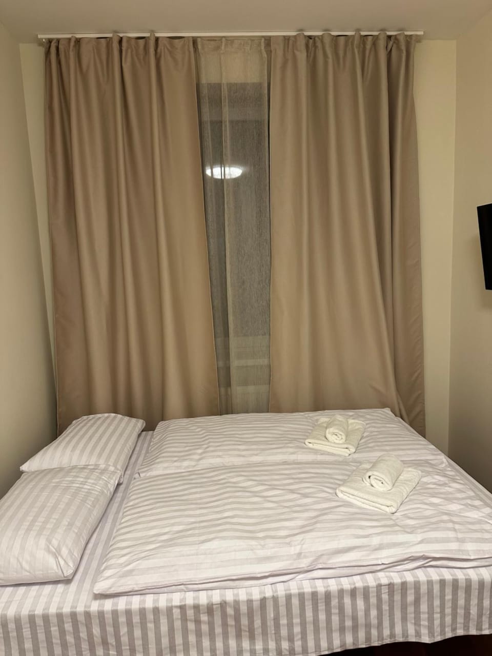 Bed, towels