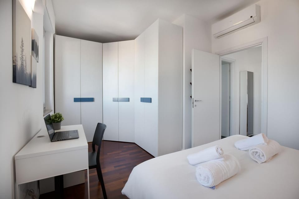Bed, Photo of the whole room, Bedroom, wardrobe, air conditioner