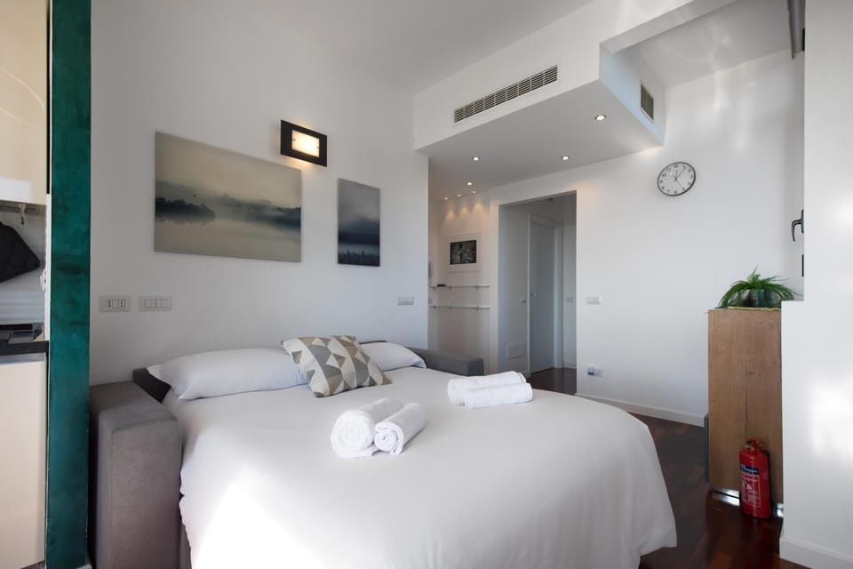 Bed, towels, air conditioner