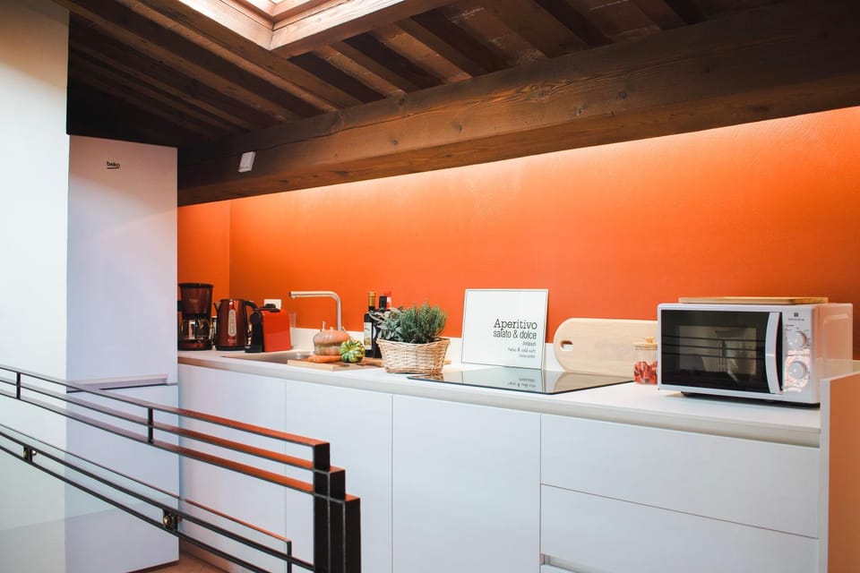 Kitchen or kitchenette, minibar, stove