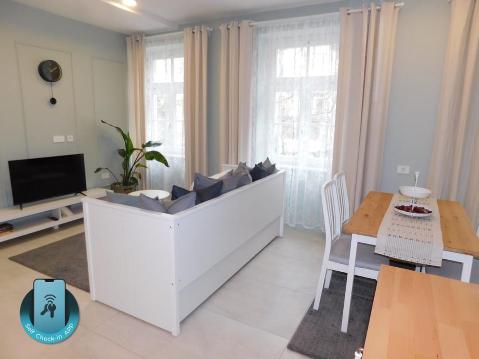 TV and multimedia, Seating area, Dining area