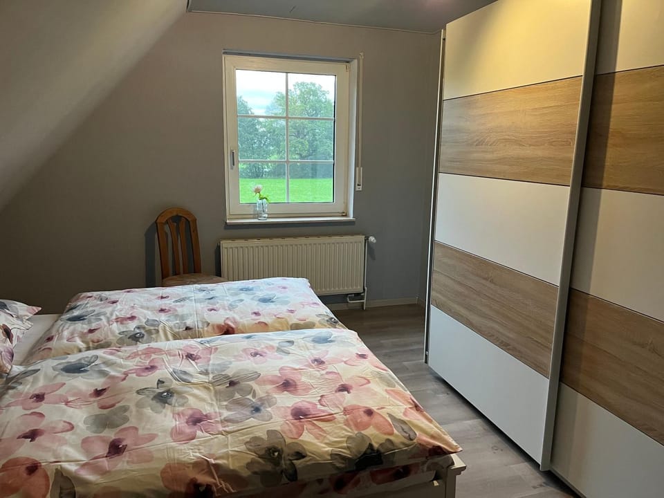 Bed, Photo of the whole room, Bedroom, internet, wardrobe
