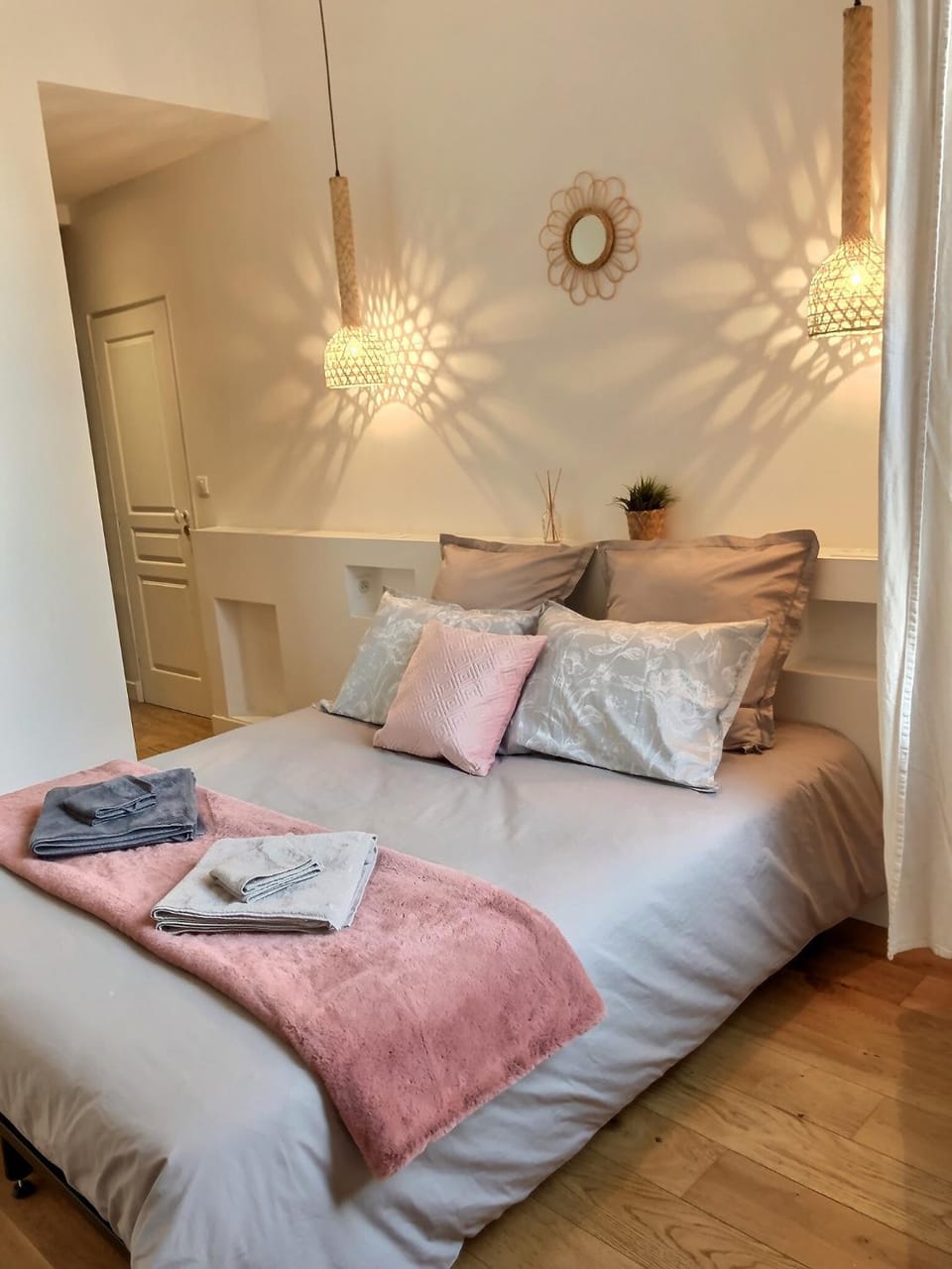 Photo of the whole room, Bedroom