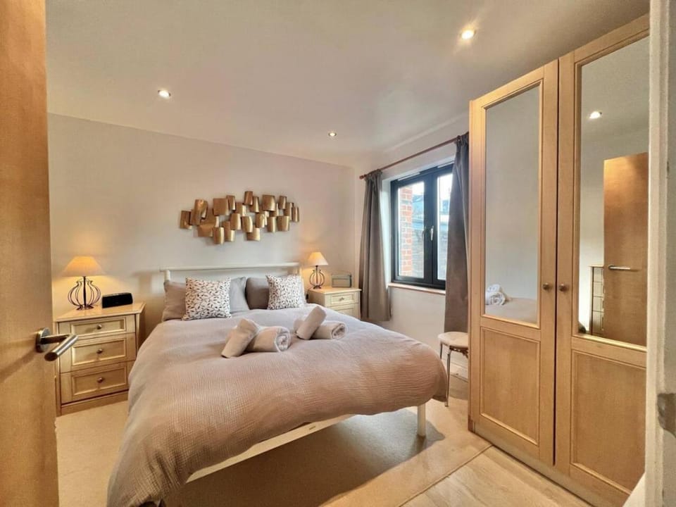 Central Spacious Ground Floor Flat with Courtyard Apartment in Kingsbridge