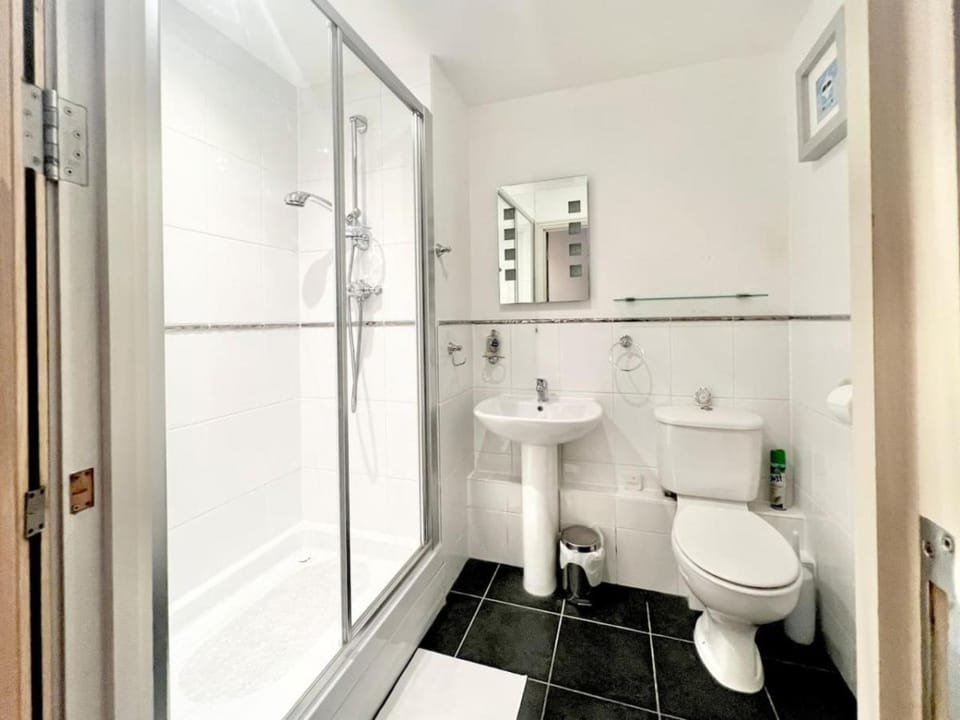 Central Spacious Ground Floor Flat with Courtyard Apartment in Kingsbridge