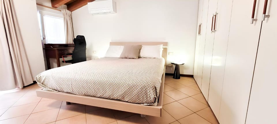 Bed, Photo of the whole room, towels, air conditioner
