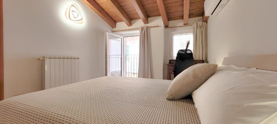 Bed, Photo of the whole room, towels, air conditioner