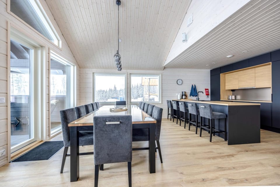 Kitchen or kitchenette, Dining area