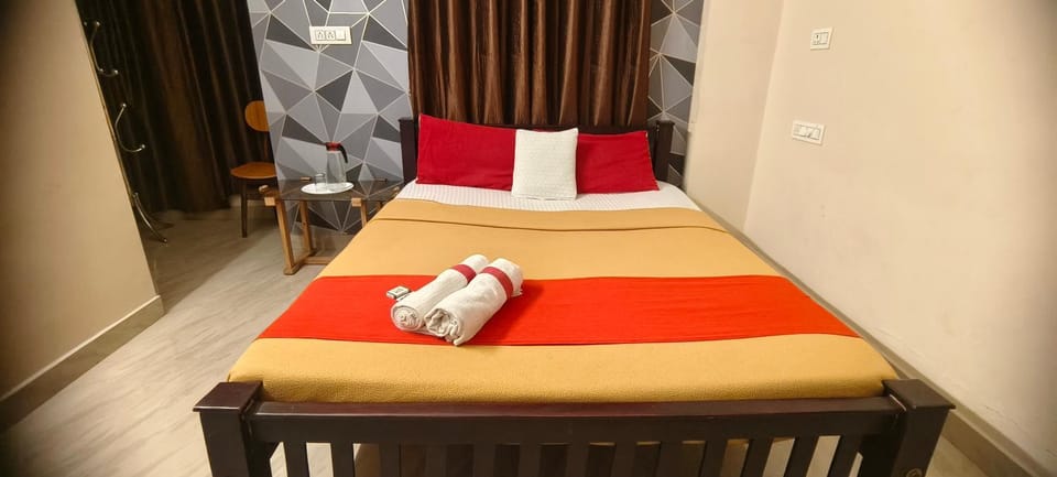 Bed, Photo of the whole room, Bedroom, towels
