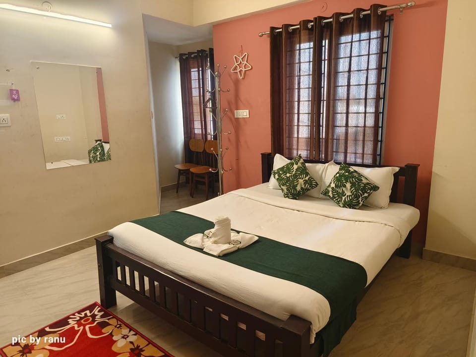 Bed, Photo of the whole room, Bedroom, towels