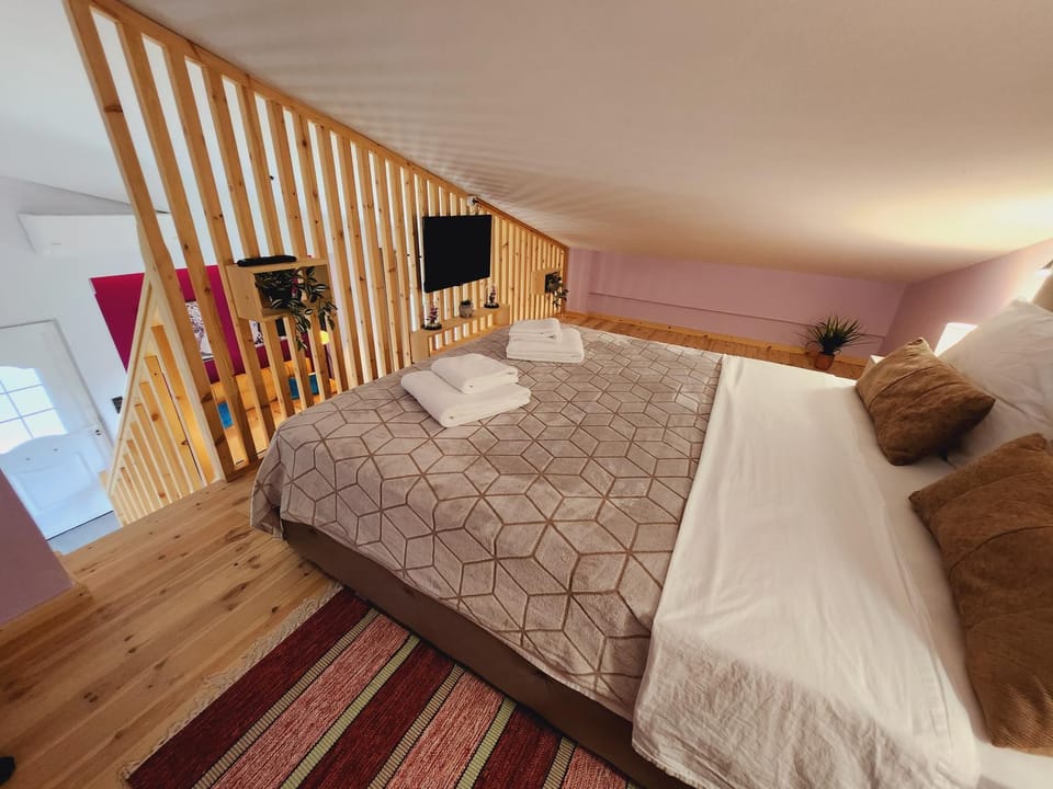 Bed, TV and multimedia, Photo of the whole room, Evening entertainment, Bedroom