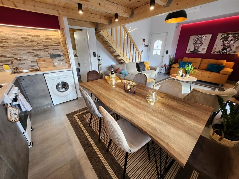 Kitchen or kitchenette, Seating area, Dining area, minibar, washing machine