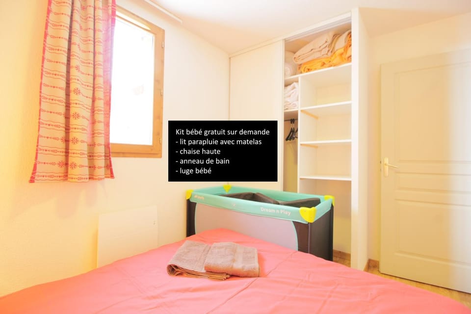 Bedroom, cot