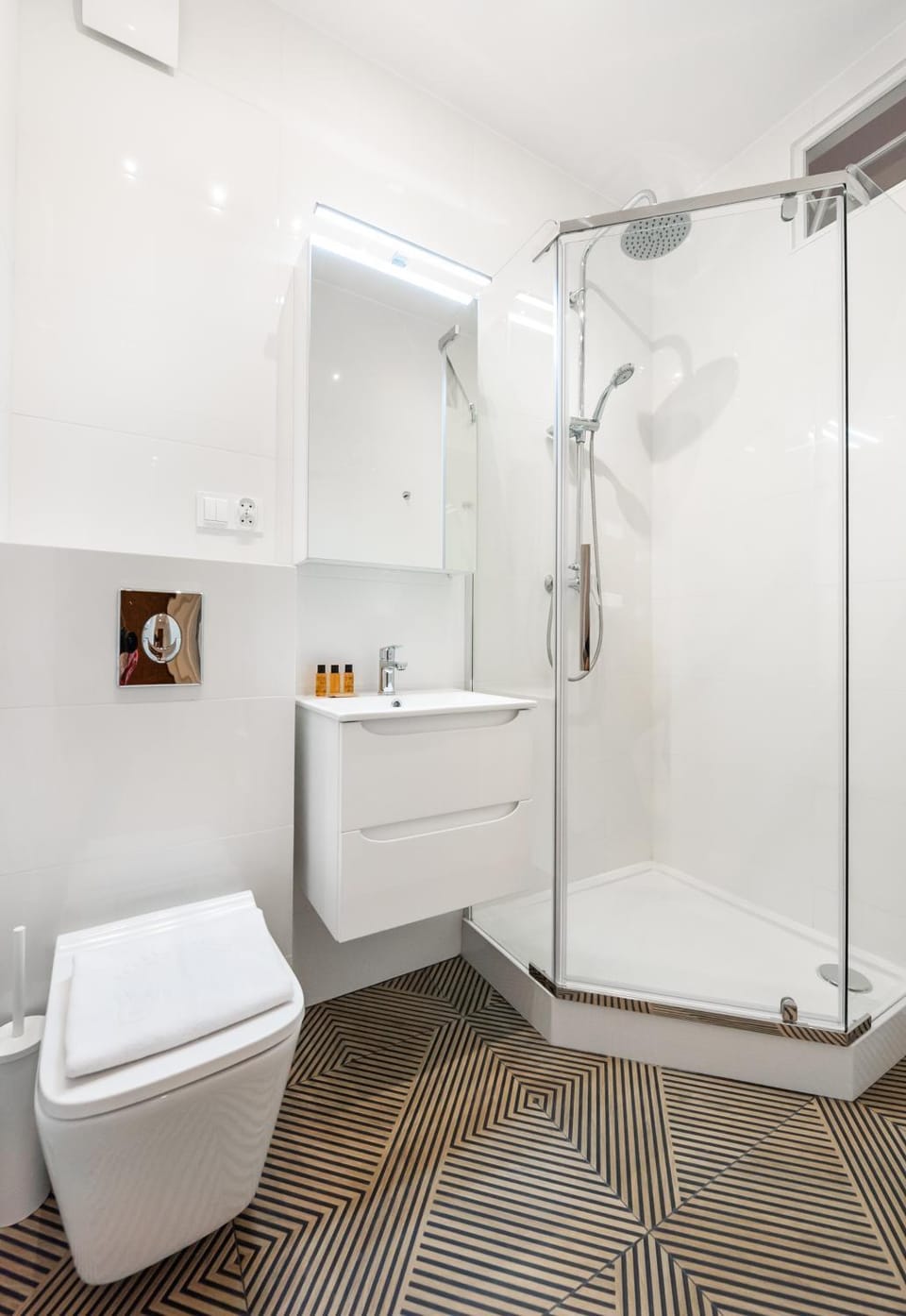 Shower, Toilet, Bathroom, towels
