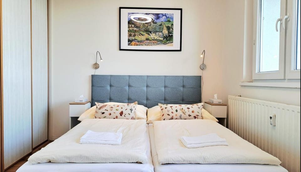 Bedroom, towels