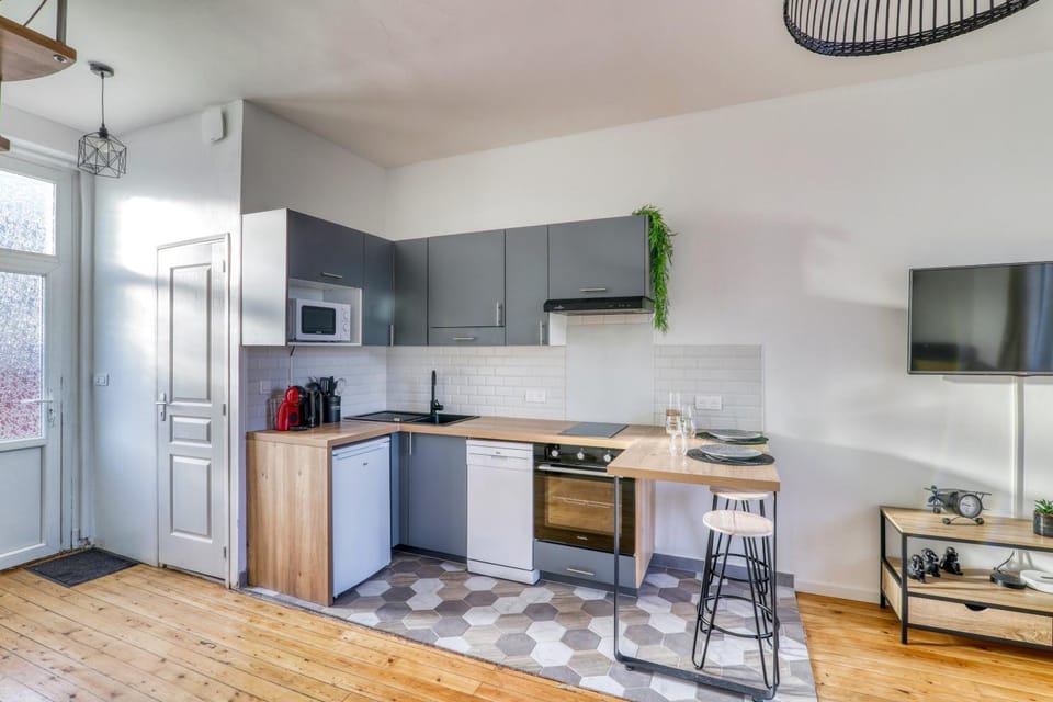 Kitchen or kitchenette