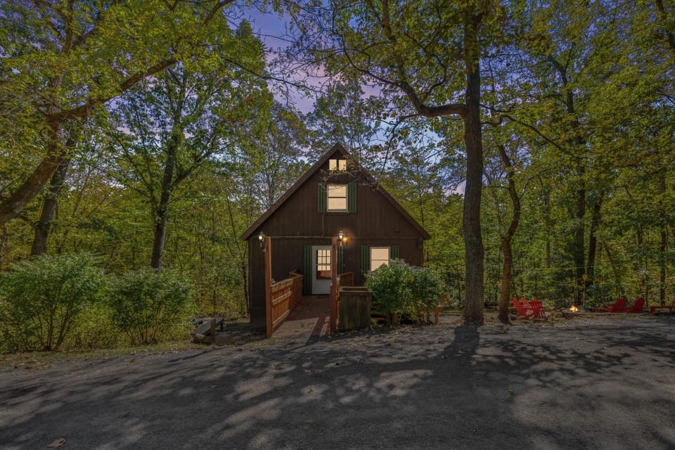 Quiet Loft Chalet near Bryce w Hot Tub & Fire Pit Chalet in Basye