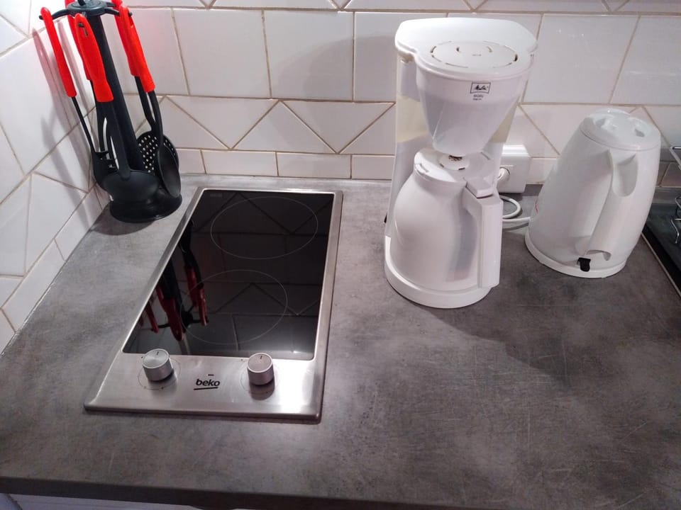 Coffee/tea facilities, Kitchen or kitchenette, stove