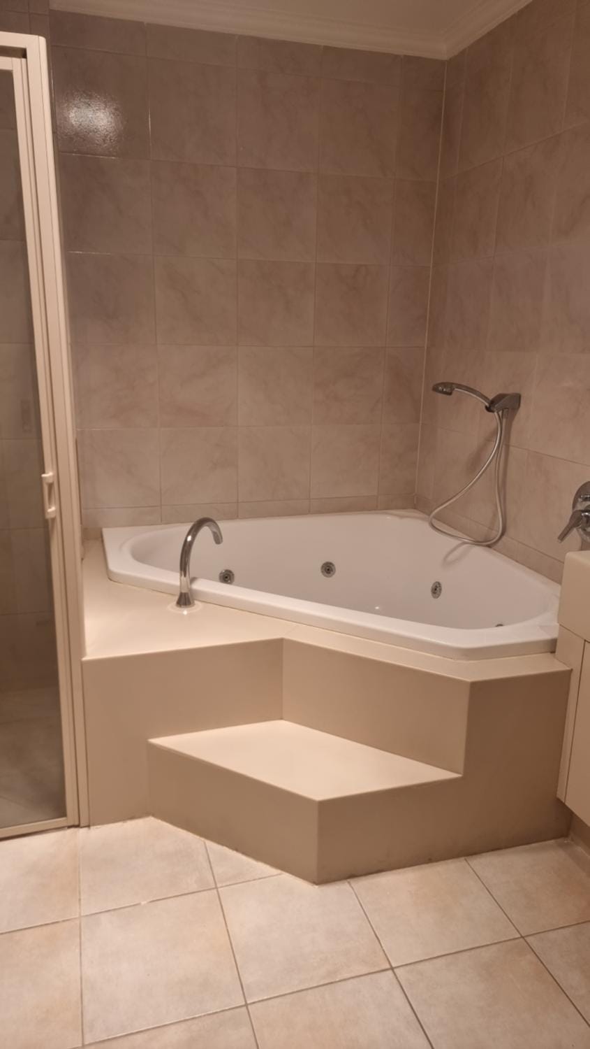 Hot Tub, Bathroom