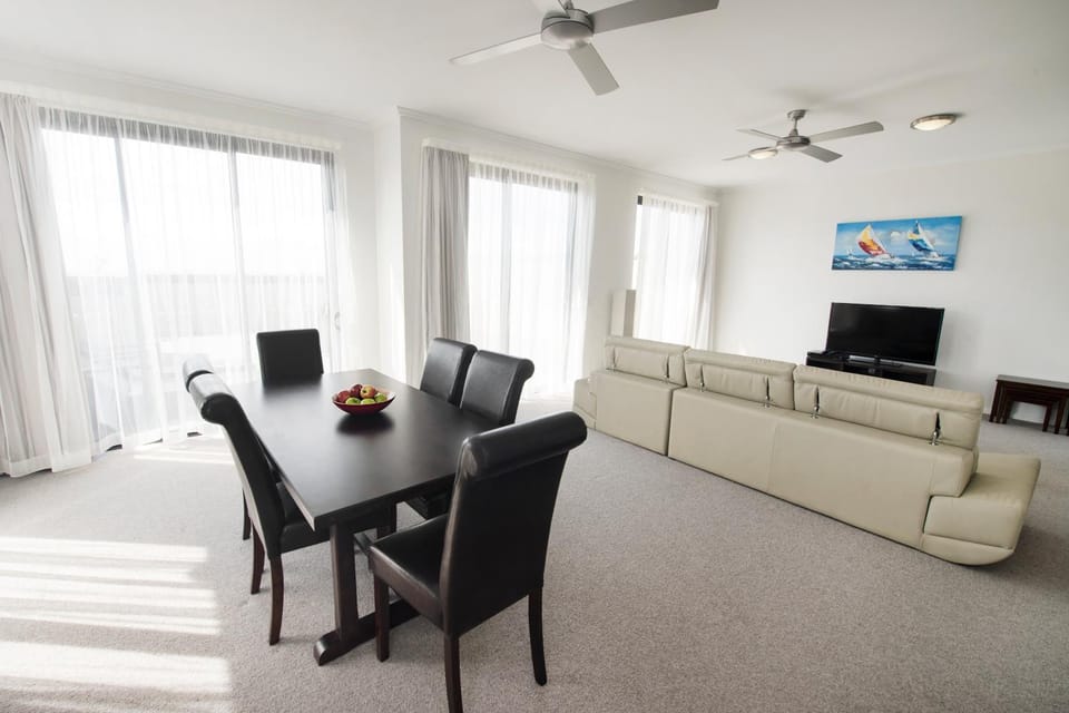 Communal lounge/ TV room, TV and multimedia, Living room, Seating area, Dining area