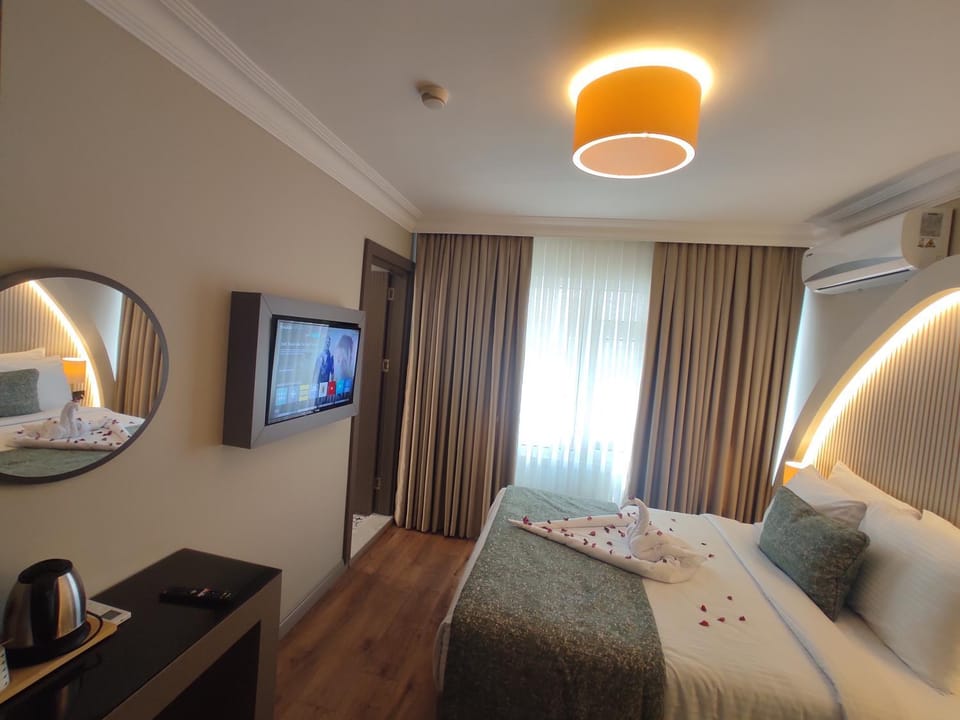 Bed, TV and multimedia, Photo of the whole room, Bedroom