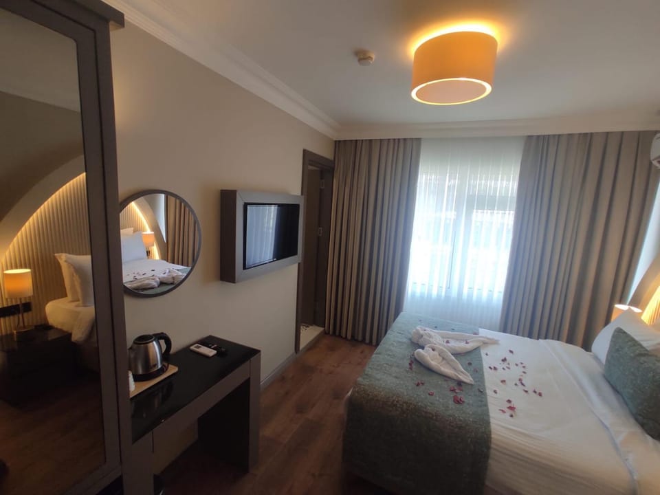 Bed, TV and multimedia, Photo of the whole room, Bedroom