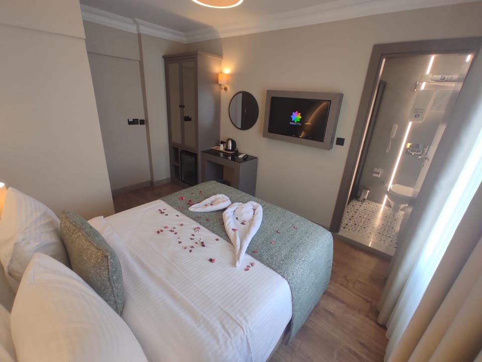 Bed, TV and multimedia, Photo of the whole room, Bedroom, towels, wardrobe
