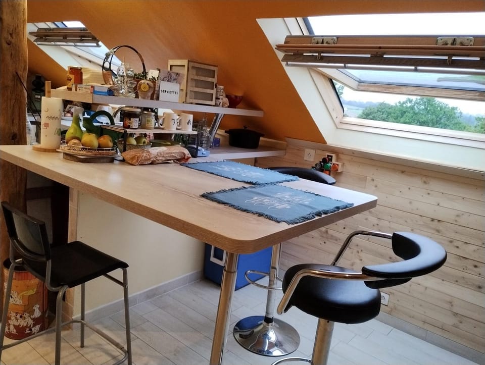 Kitchen or kitchenette, Dining area