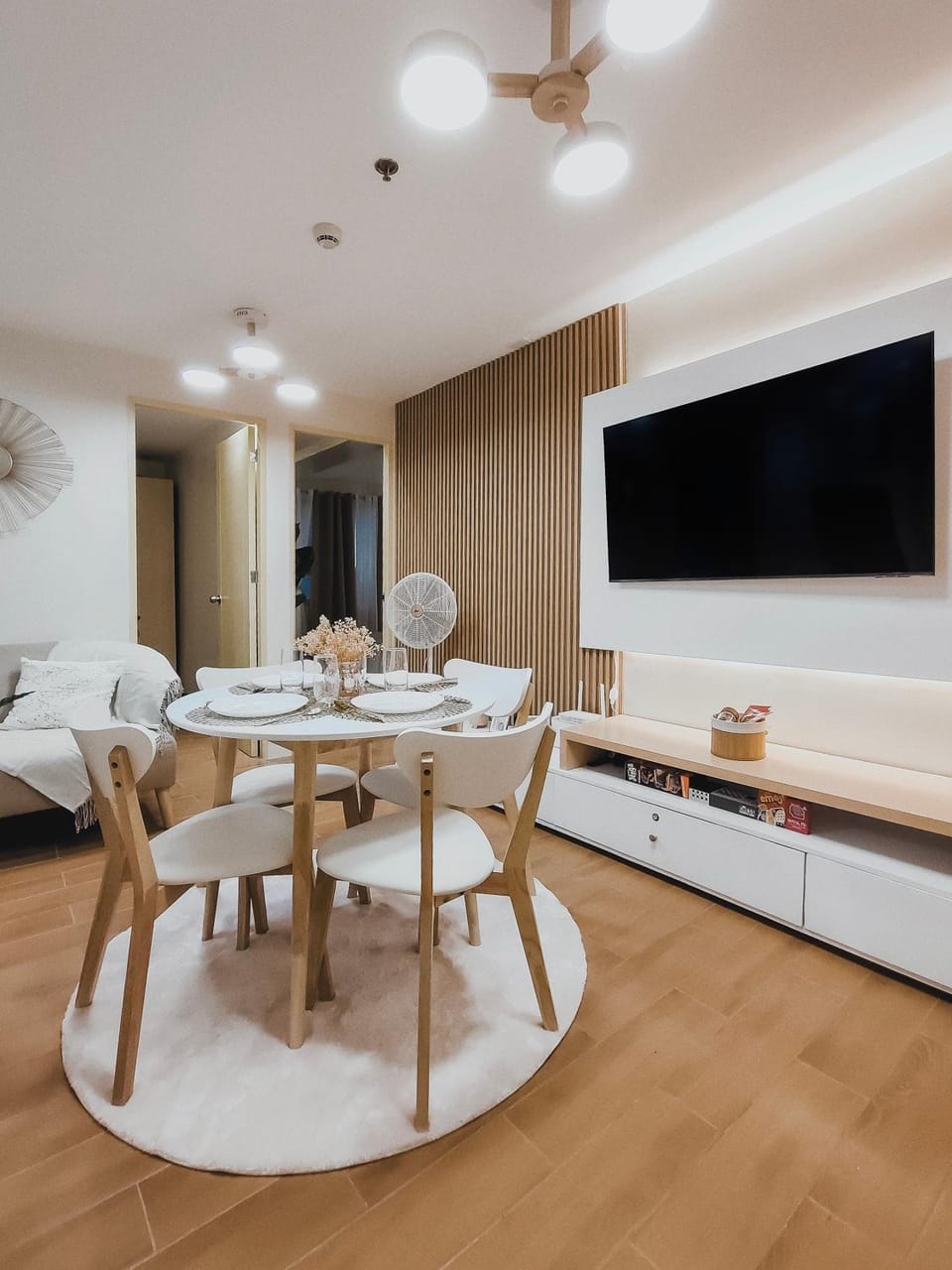 TV and multimedia, Living room, Photo of the whole room, Seating area, Dining area, fireplace