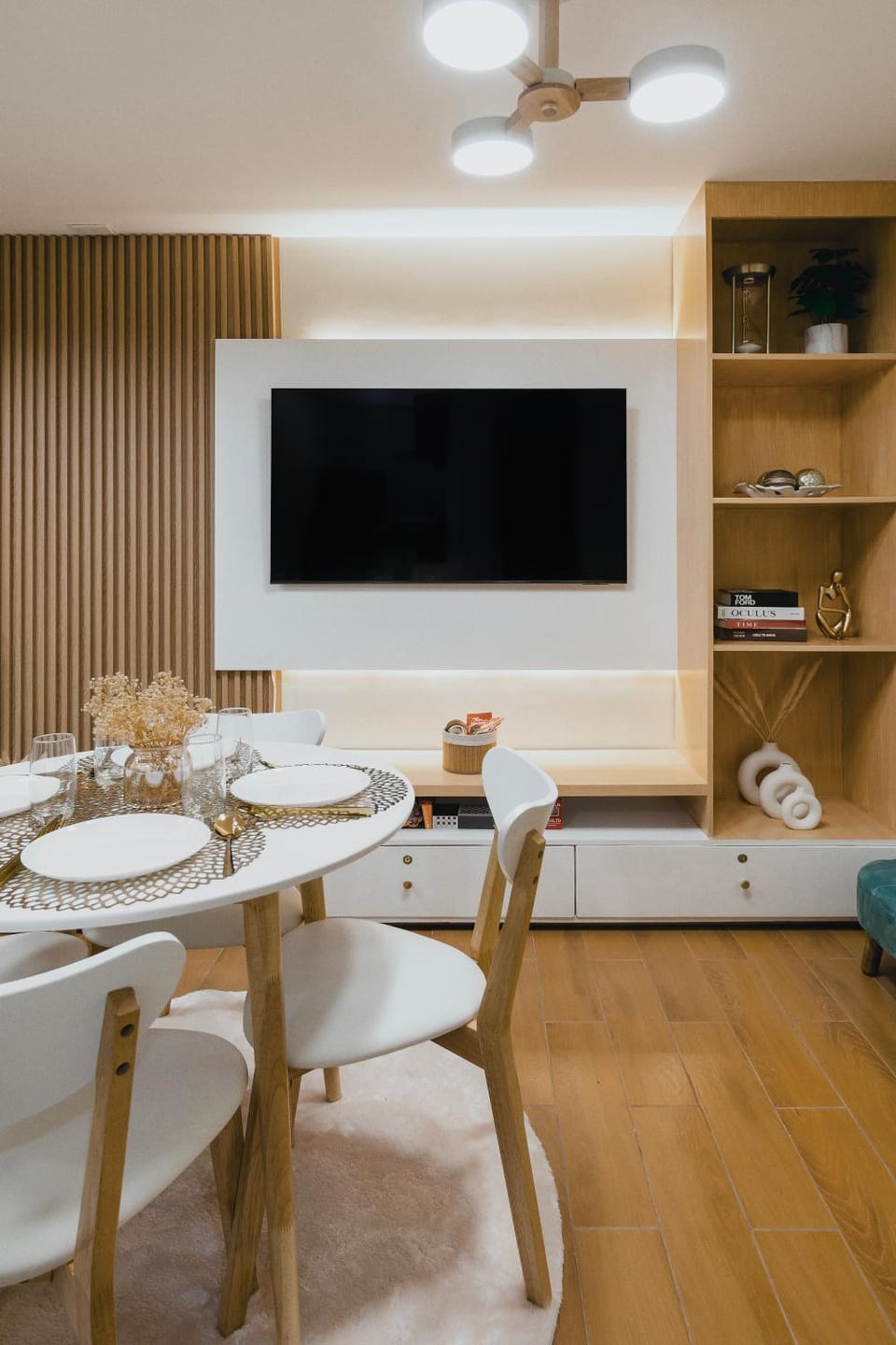 Communal lounge/ TV room, TV and multimedia, Living room, Seating area, Dining area, Evening entertainment