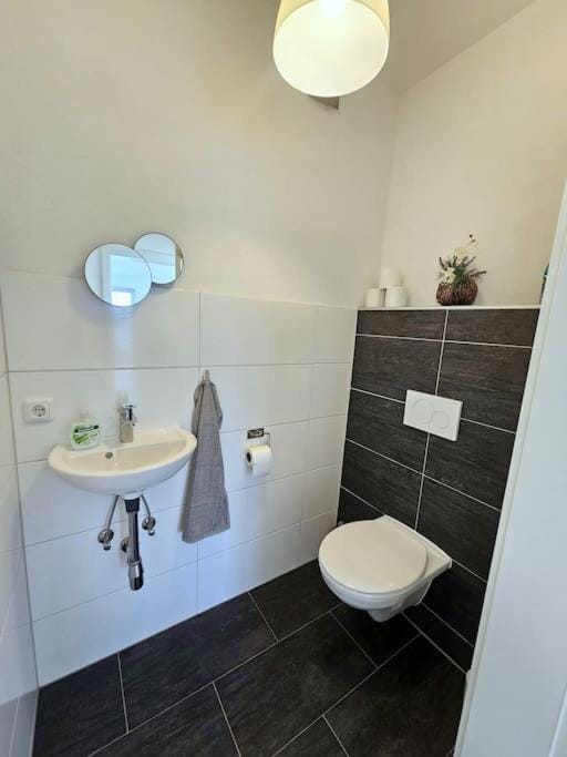 Toilet, towels