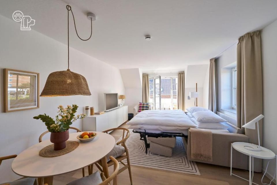 Bed, Living room, Photo of the whole room, Seating area, Dining area, Bedroom