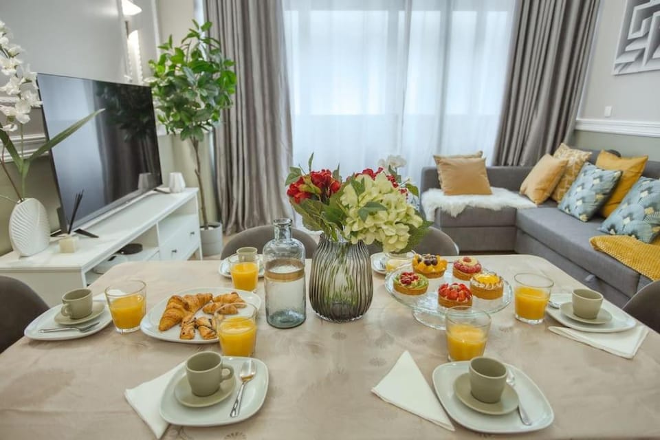 Living room, Dining area, Breakfast