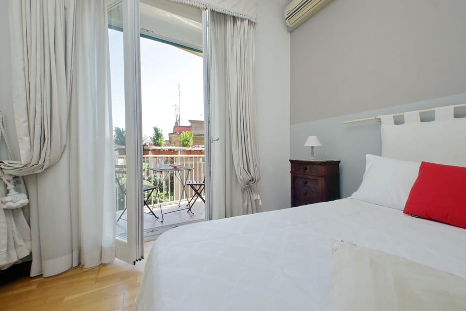Bed, View (from property/room), Balcony/Terrace, Photo of the whole room, Bedroom