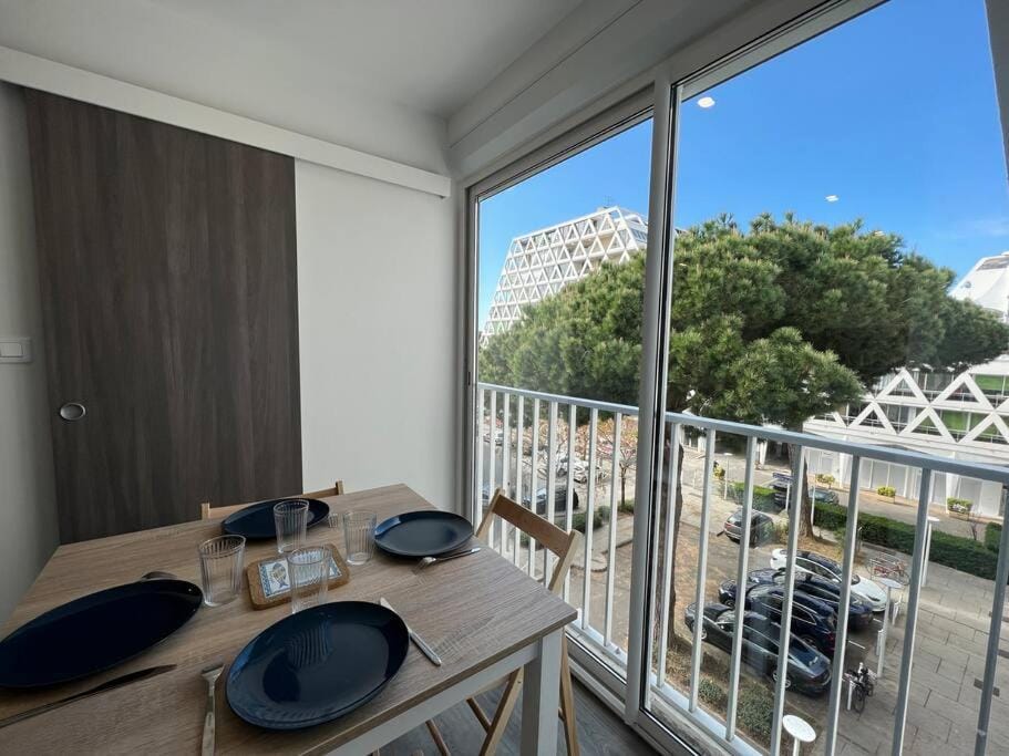Day, View (from property/room), Dining area, Parking