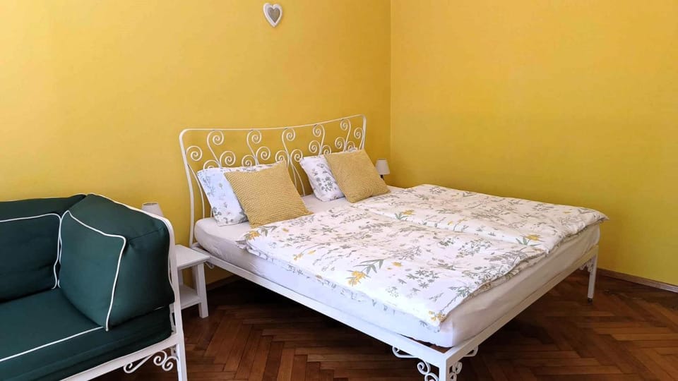 Bed, Seating area, Bedroom