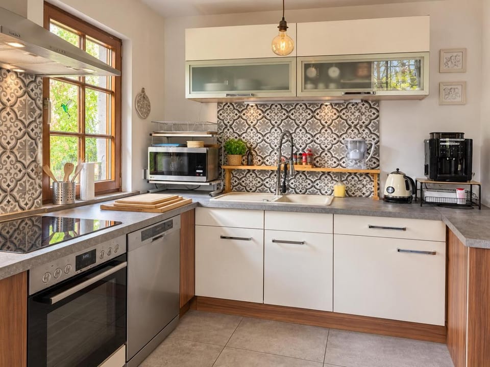 Coffee/tea facilities, Kitchen or kitchenette, dishwasher, oven, stove, toaster