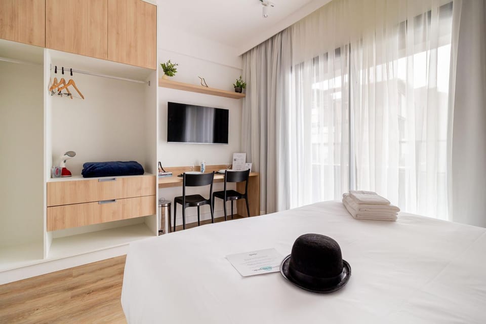 Bed, Day, TV and multimedia, Balcony/Terrace, Photo of the whole room, Dining area, Bedroom, locker, towels