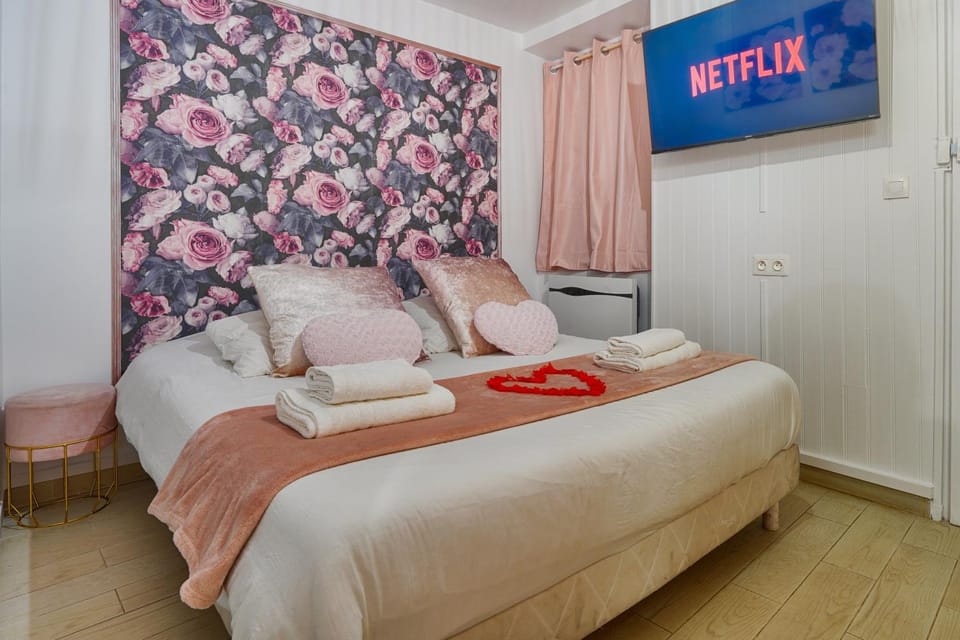 La Vie en Rose / Jacuzzi Apartment in Île-de-France
