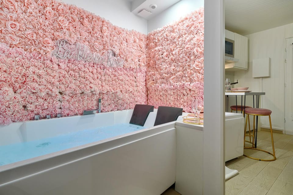 La Vie en Rose / Jacuzzi Apartment in Île-de-France
