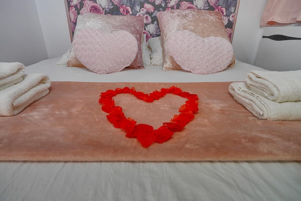 La Vie en Rose / Jacuzzi Apartment in Île-de-France