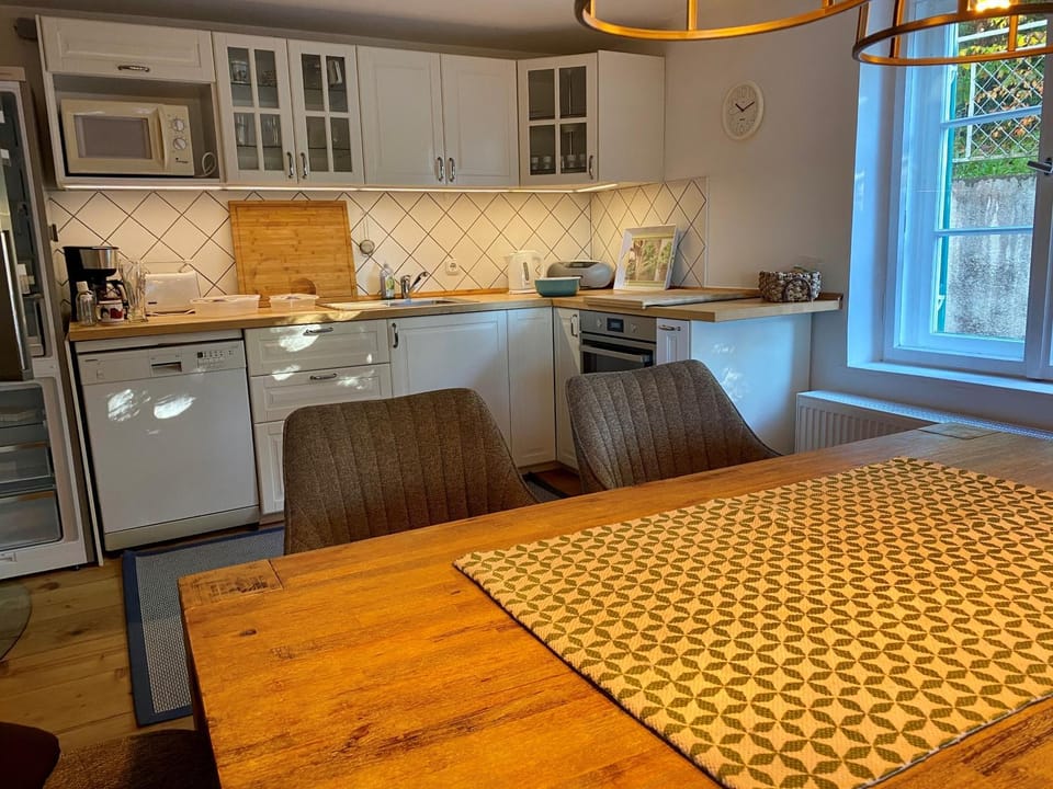 Kitchen or kitchenette, Dining area, dishwasher, minibar, pet friendly, stove, toaster