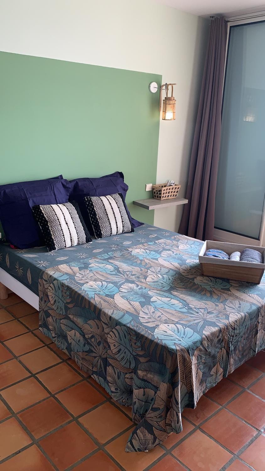 Bed, Living room, Photo of the whole room, Bedroom