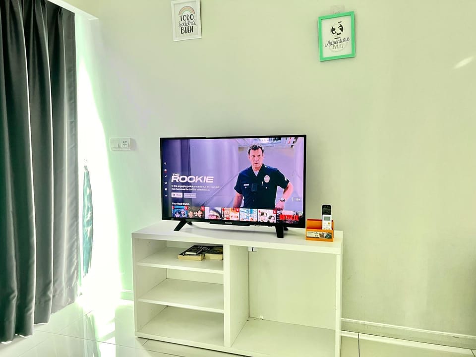 People, TV and multimedia, Kitchen or kitchenette, group of guests