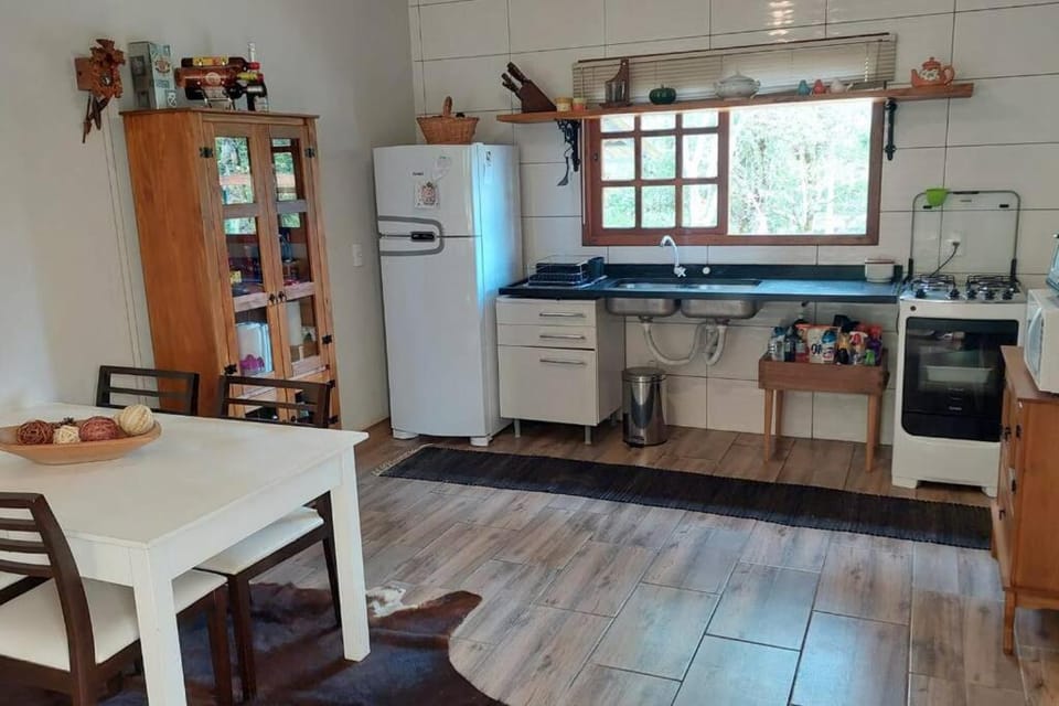 Kitchen or kitchenette, Dining area, minibar, pet friendly, stove